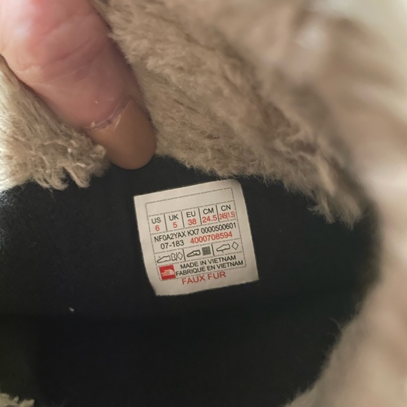 The North Face men’s snow boot. Mens Size 6